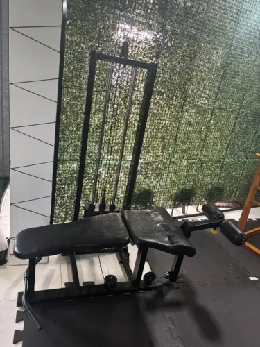 Aparelho musculação mesa flexora