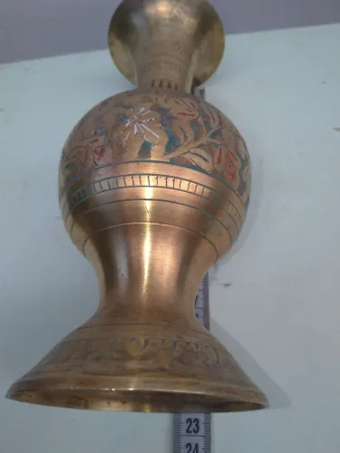 Vaso em metal cinzelado floral