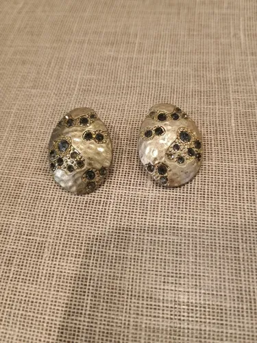 Brinco Mango oval dourado pedrarias