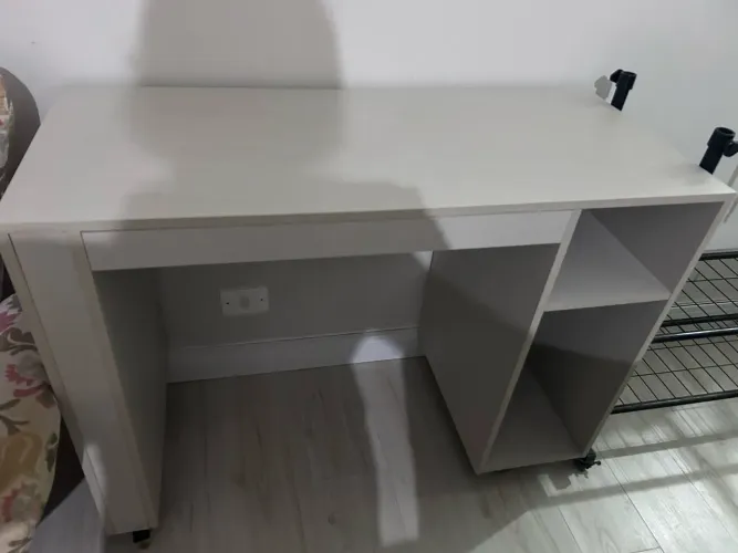 Vende-se mesinha para computador
