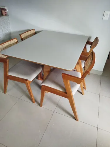 Mesa de jantar com 04 cadeiras