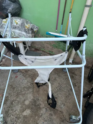 Vende andador de reabilitação 2.300 valor pago , vendo por 1.800