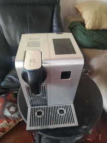 Cafeteira Nespresso Lattissima PRO precisa fazer revisão tudo funcionando 