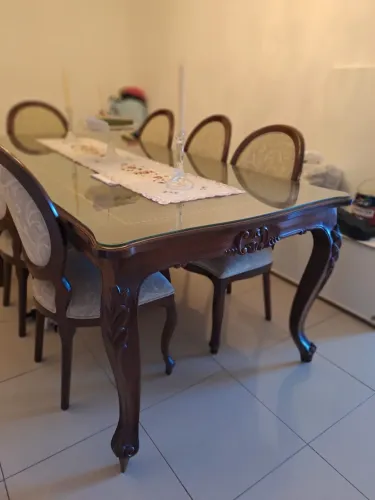Mesa de Jantar Clássica Luís XV em Madeira Maciça + 8 Cadeiras Medalhão
