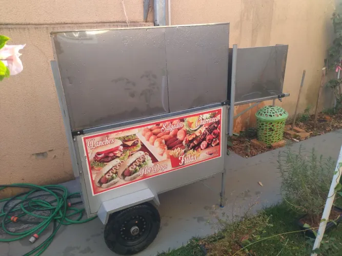 Carrinho de cachorro quente entre outros. 
