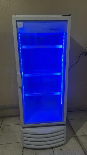 Expositora de bebidas 220V muito bem conservada 