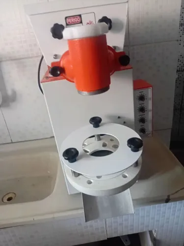 Máquina modeladora de salgados.