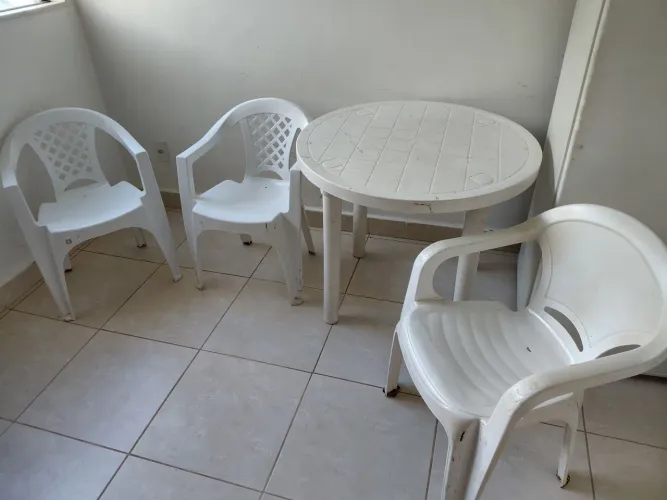 Mesa com cadeiras de plástico