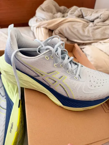 Tênis ASICS Novablast 4 tamanho 41 novo