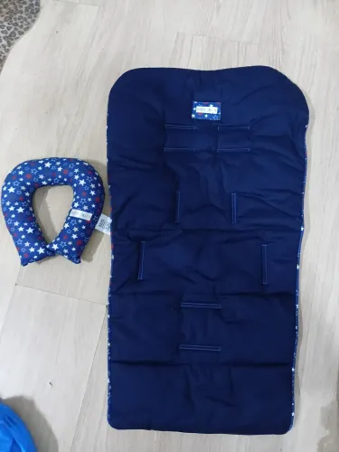 Vendo um kit colchonete de carrinho de bebê e protetor de pescoço 