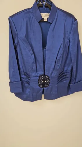 Casaquinho social azul Royal M com blusinha sem.manga interna com broche na cintura