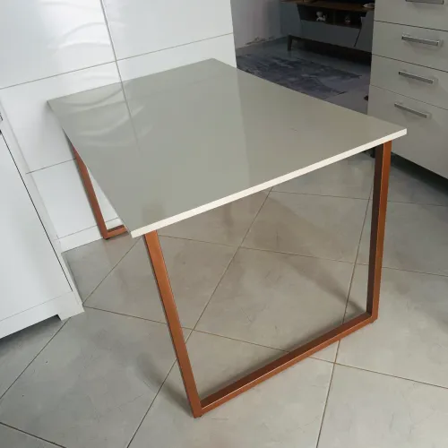 Mesa para 4/6 cadeiras