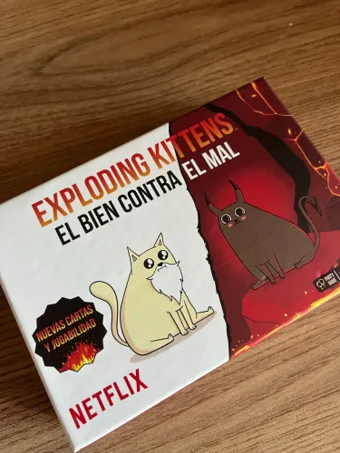 Exploding Kittens - Bem vs Mal