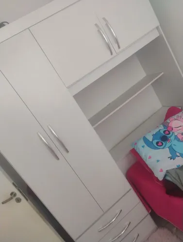 Armário e cama quarto completo obs a cama não tem nem dois meses e nunca foi usada