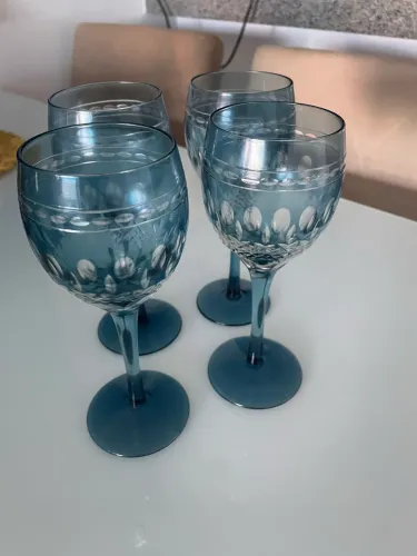Taças pra vinho azul