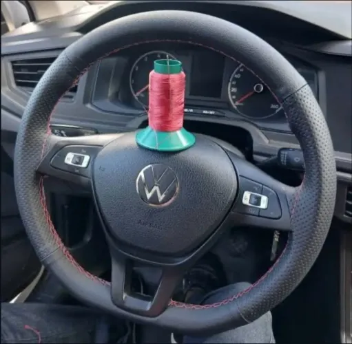 Costura artesanal no volante