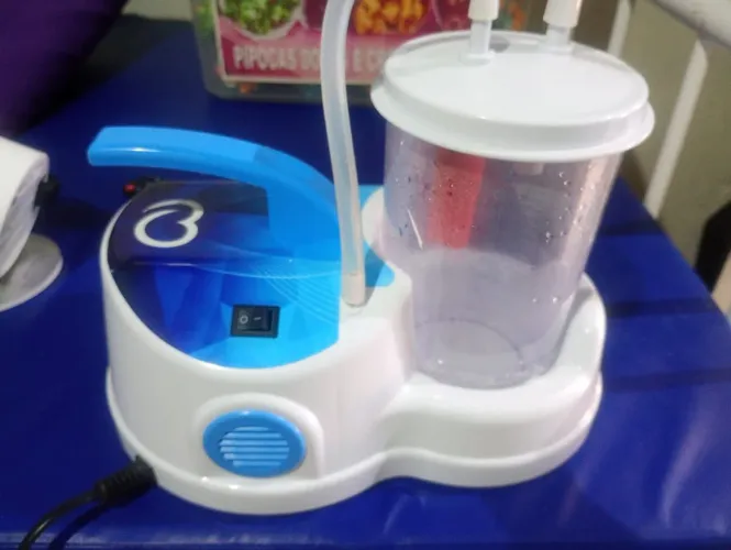 Inalador /nebulizador hospitalar e um relógio de pressão