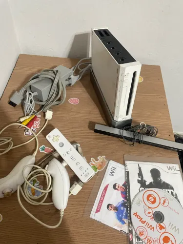 Nintendo Wii com controle, cabos e tapete