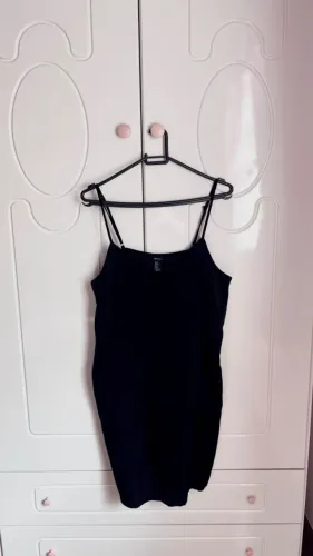 vestido reto preto forever 21 com listra lateral branca