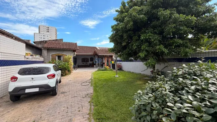 Casa à venda em Praia Grande no Canto do Forte com 2 quartos, 1 suíte, 5 vagas