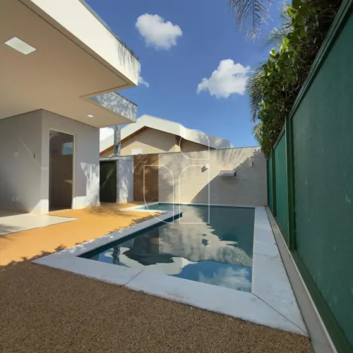 Casa condomínio com 3 suítes, piscina e repleta de armários.