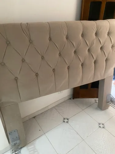 Cabeceira de cama estofada em tecido bege