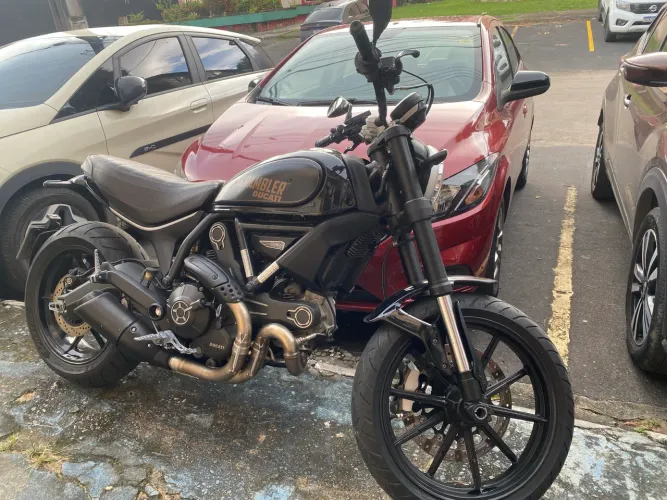 Moto Ducati 800 cc impecável