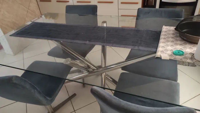 Vendo mesa com 4 cadeiras