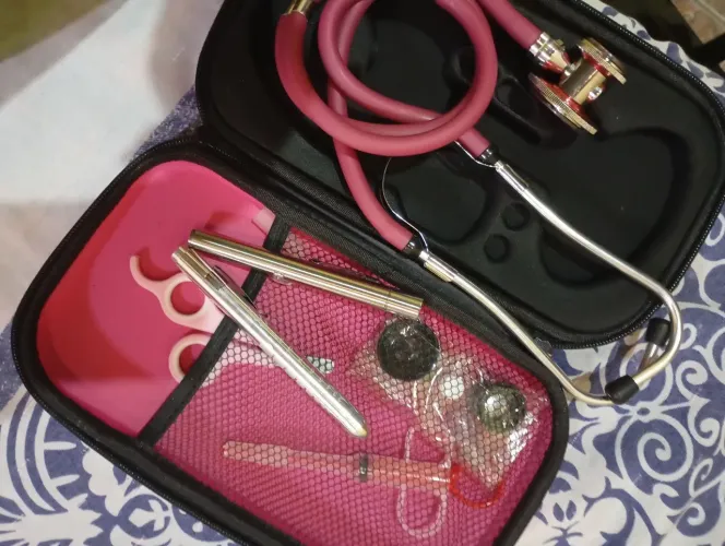 Vendo estetoscópio com alguns matérias para veterinário ou estudante