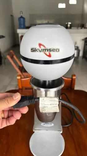 Batedor de Milk-Shake Profissional Skymsen 220V