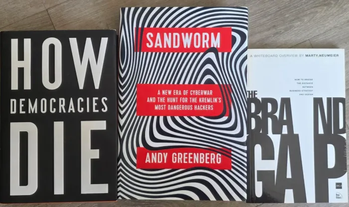 Lote Livros em Inglês: How Democracies Die + Sandworm + The Brand Gap