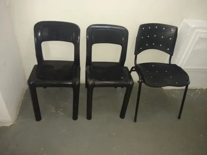 02 Cadeiras marca Mafinite modelo Parati e uma cadeira fixa para escritório