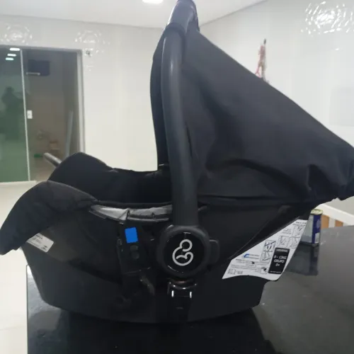 Carrinho com bebê conforto