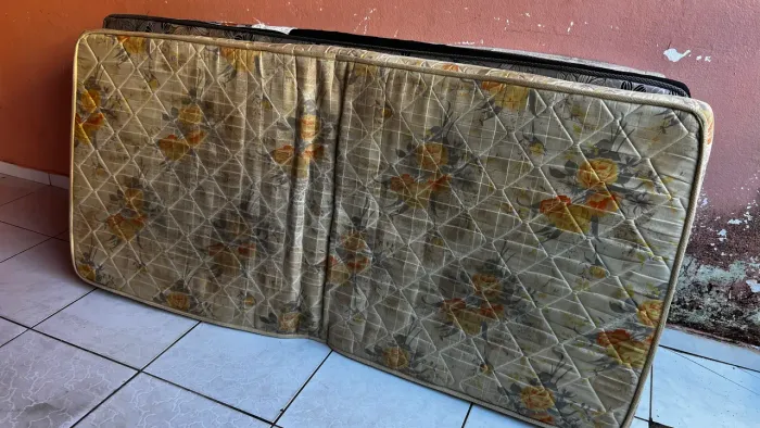 Colchão de Casal Usado Floral - Bege com Flores Amarelas