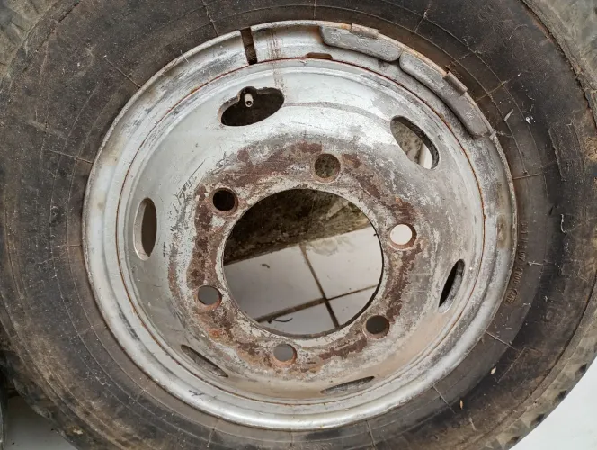 Rodas de ferro Mercedes Benz 710,608,709 com frisos com câmara de ar. Aro 16 - 6 furos
