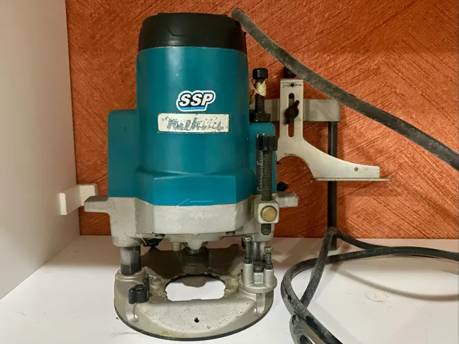 Tupia de Coluna Makita MRP100 220V 1650W com Guia