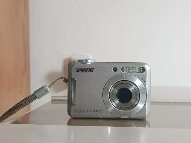 Câmera fotográfica Sony cyber shot 7 megapixels funcionando