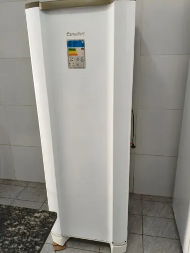 Geladeira Esmaltec modelo ROC 35 - 27 Litros