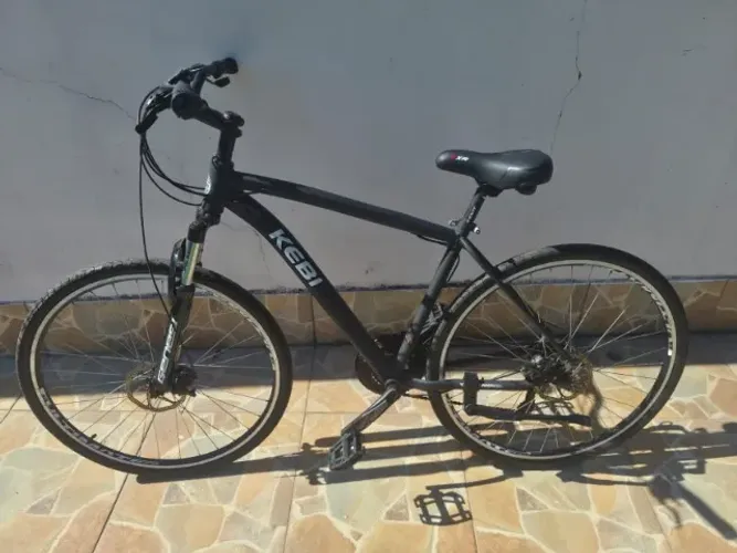 Bicicleta Kebi Híbrida Aro 700, Freio a Disco e Suspensão - 24 marchas