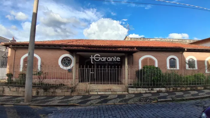 Casa com 5 quartos à venda no centro de Amparo