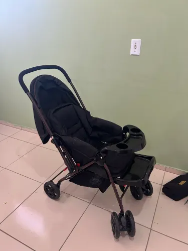 Carrinho de bebê.