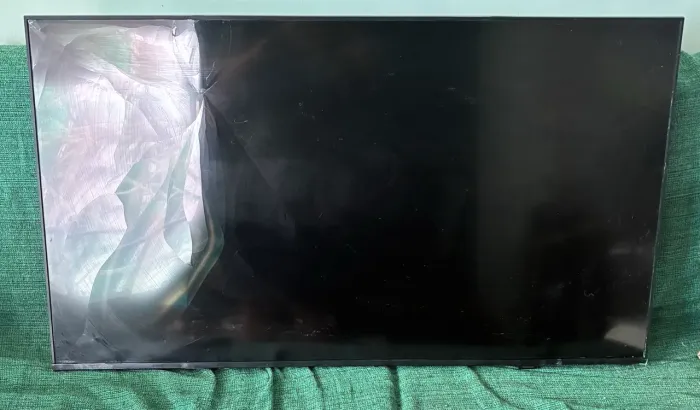 SmartTV 43 polegadas Samsung (com NF), novíssima ,tela trincada