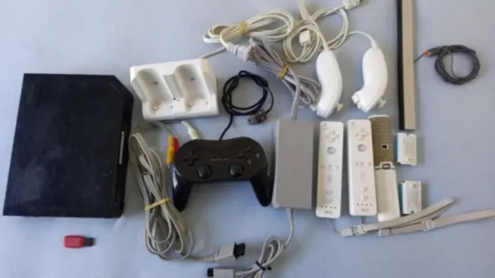 Wii destravado, HD com 300 jogos, 3 controles com nunchuk e 2 controles clássicos