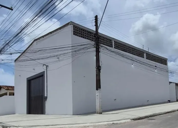 ALUGA-SE / VENDE-SE - GALPÃO NO BENEDITO BENTES