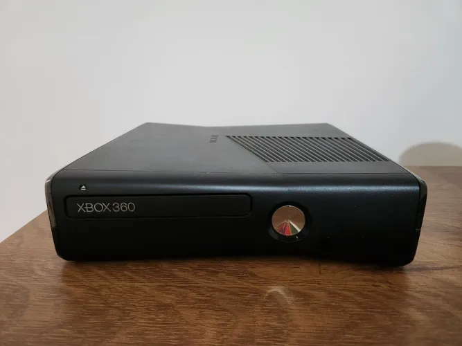 XBOX 360 Slim destravado com jogos e controles