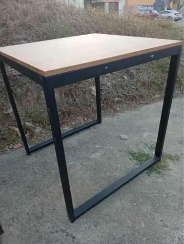 Mesa quadrada em ótimo estado