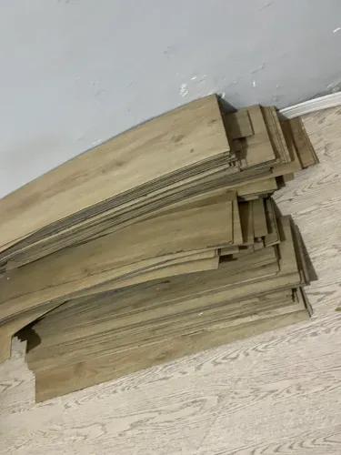 Vendo 160 folhas de piso vinílico usadas mas em bom estado