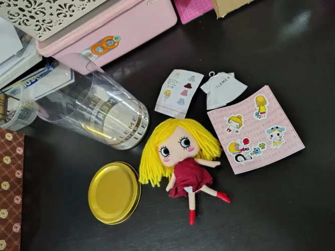 Boneca ILEMER Surprise Happy Doll Japonesa Completa (Com Tubo, Roupa Extra e Adesivos)