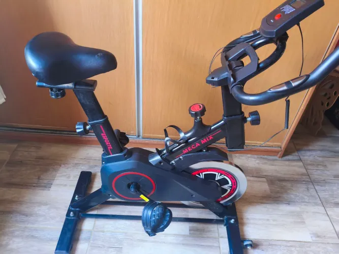 Bicicleta ergométrica Spinning com detector de frequência cardíaca.
