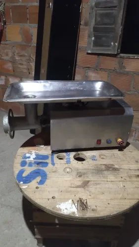 Moedor de carne em aço inox, perfeito para fabricação de embutidos e carne moída 